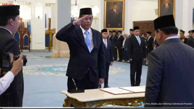 Menkeu Purbaya Yudhi Sadewa memberi hormat ke Presiden Prabowo. [YouTube Sekretariat Presiden]
